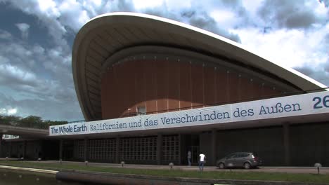 toma panorámica de la ostra embarazada del salón de congresos