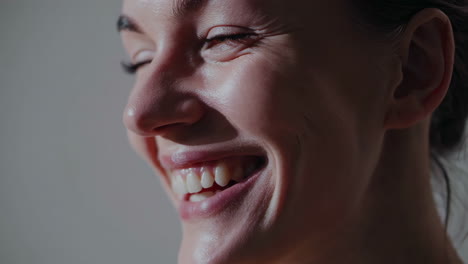 una mujer feliz sonriendo.