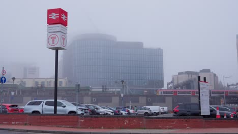 estación de tren de cardiff en un día de invierno brumoso, un tren sale de la estación