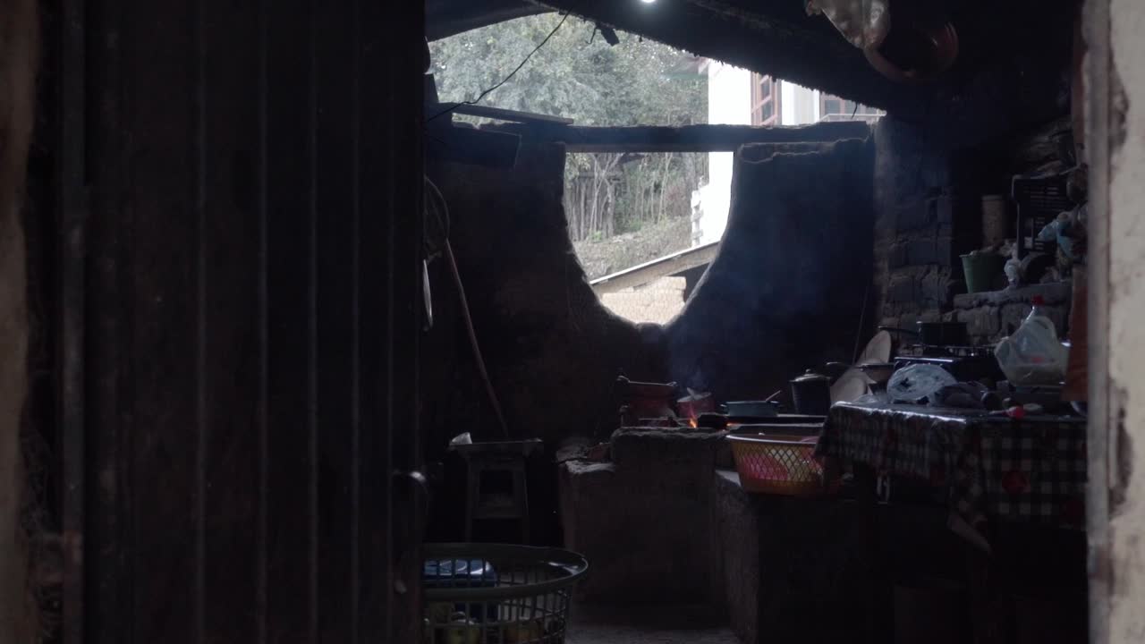 불 타는 멕시코의 작은 가난한 집의 느린 설정  ⁇