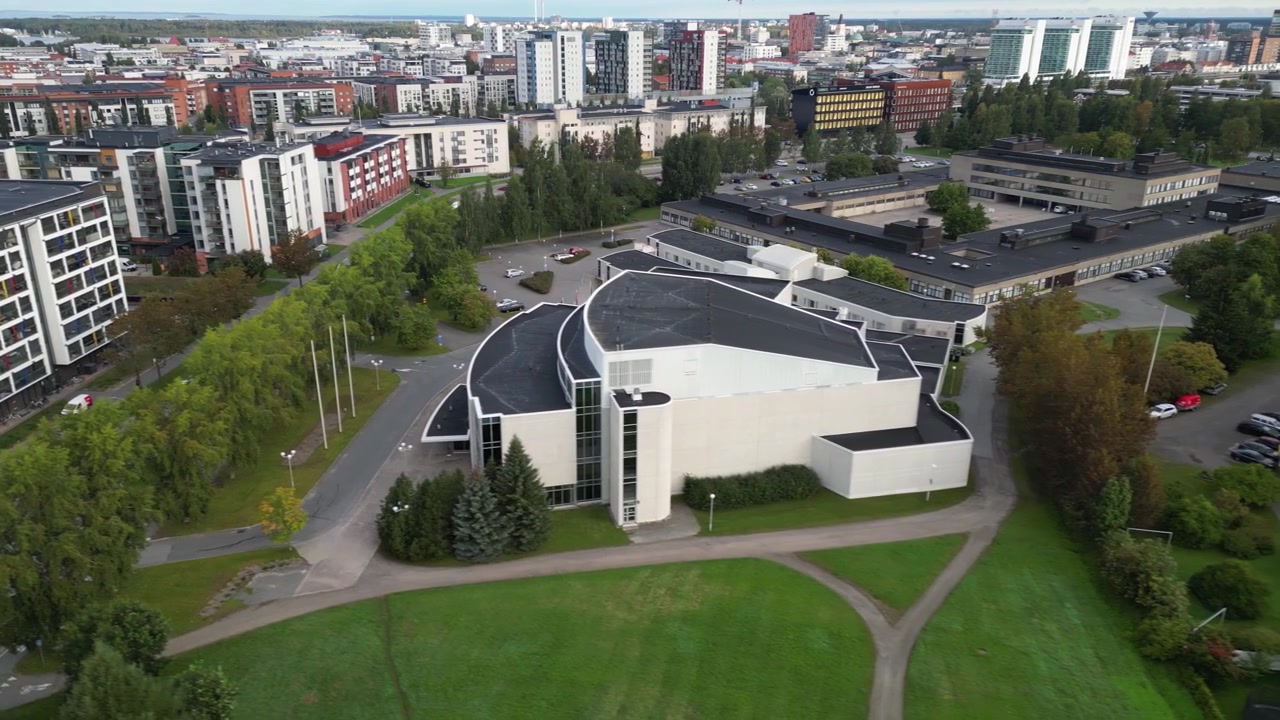 Un bellissimo video aereo con drone che mostra l'architettura urbana, gli edifici residenziali e i quartieri panoramici delle zone di Taka-Lyötty e Karjasilta a Oulu, in Finlandia
