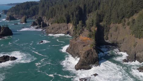 Felsige-Klippen-Und-Küstenlinie-Mit-Wellen,-Die-Bei-Samuel-Boardman-Brookings,-Oregon,-4K-Drohnenaufnahmen-Machen