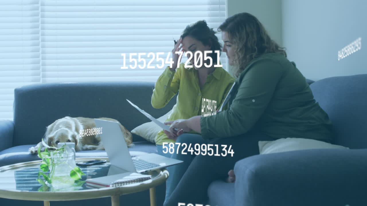 animación de números cambiando sobre diversas mujeres usando computadora portátil