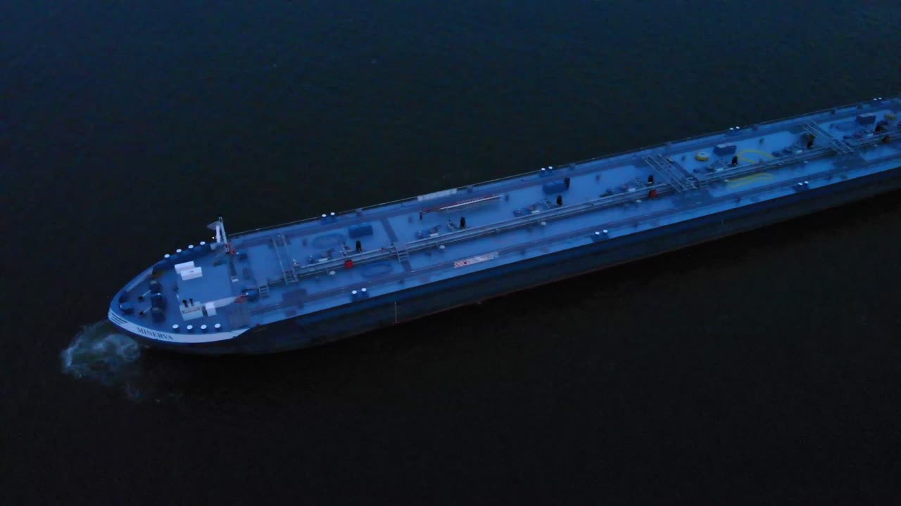 저녁 푸른 하늘 동안 미네르바 액체 유조선의 공중 새의 눈