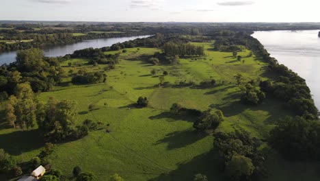 Toma-Aérea-De-Un-Gran-Eyot-Verde-En-Un-Hermoso-Río,-Uruguay