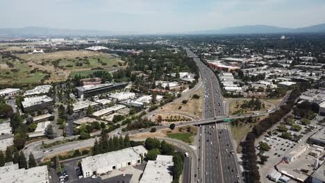 Vista-Aérea-De-Pájaro-De-La-Autopista-101-Puentes-Pivote-A-La-Izquierda-Google-Campus-Litoral-Anfiteatro-Parque-Tráfico