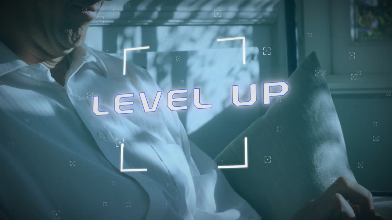 스마트폰을 사용하는 백인 사업가에 대한 텍스트 및 데이터 처리의 레벨 업 애니메이션