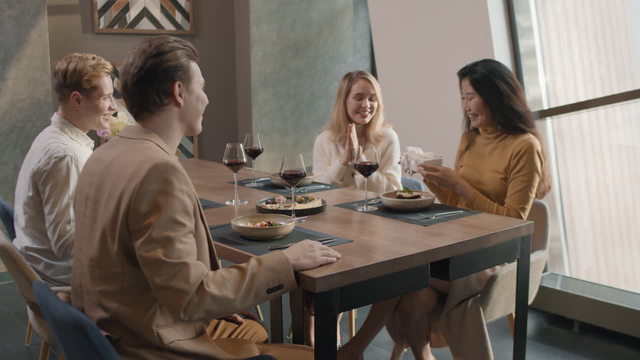 amigos celebrando la cena