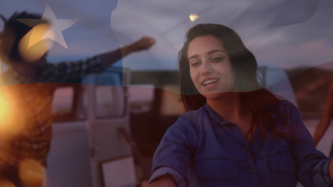 animación de ondear la bandera de chile sobre un grupo de amigos divirtiéndose en la playa