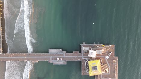 Muelle-De-Santa-Mónica-Mirando-Hacia-Abajo-Desde-La-Vista-Aérea