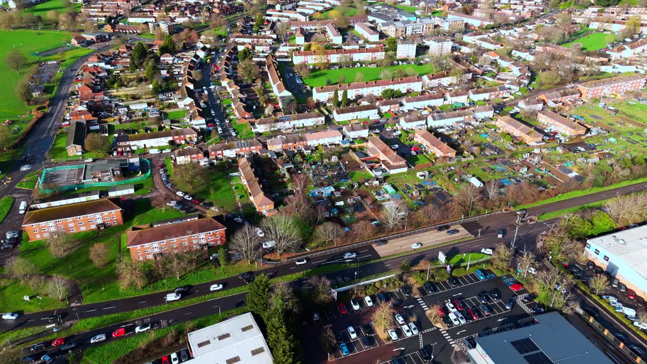 Scatto aereo con drone dall'alto sull'area residenziale suburbana di Millbrook a Southampton al tramonto, con alberi, case e natura circostanti. Scattato in inverno con traffico e auto che percorrono le strade.