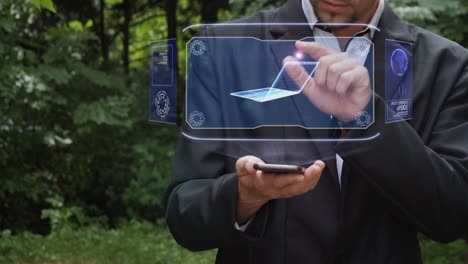 el hombre de negocios usa un holograma con una computadora portátil ultra