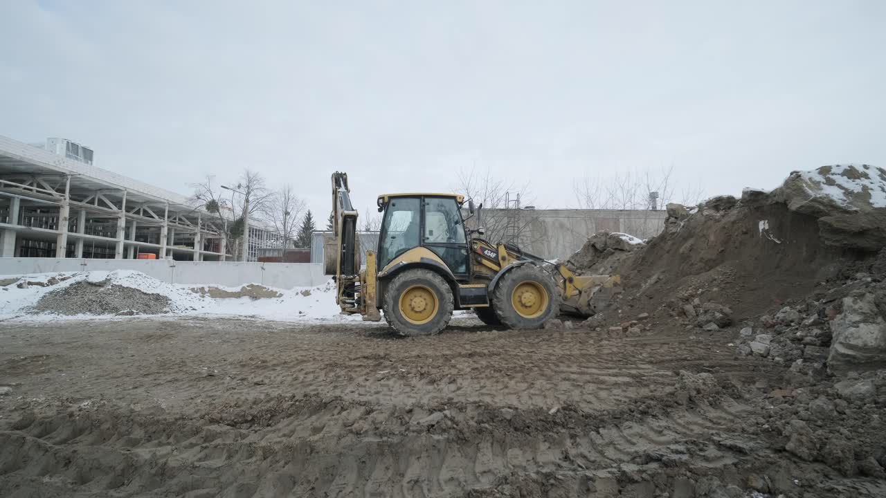 excavación de pozos, excavaciones de pozos y excavacións de cimientos durante grandes trabajos de construcción.
