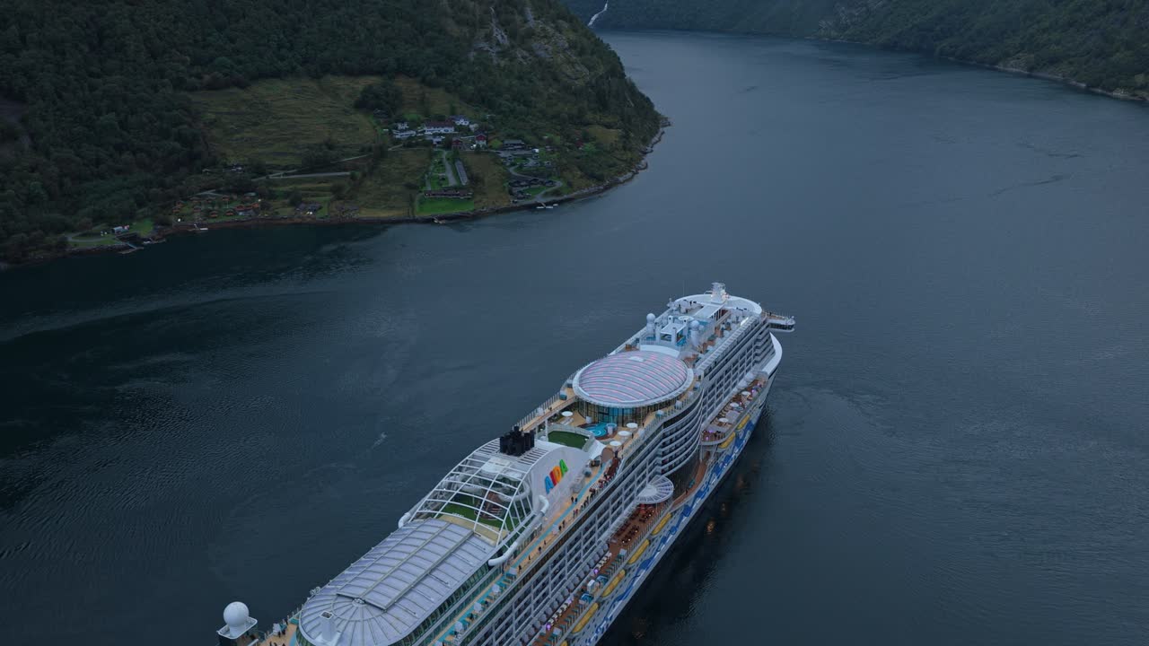 Vista aérea de navio de cruzeiro partindo de Geiranger, Noruega