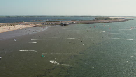 Vuela-Sobre-Kitesurfistas-En-El-Lugar-De-Kitesurf-En-Brouwersdamin,-Zelanda,-Países-Bajos