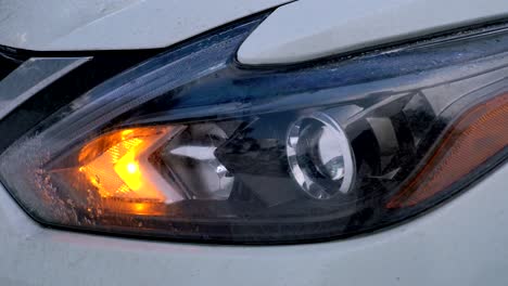 Closeup-view-of-front-turn-signal-of-a-car