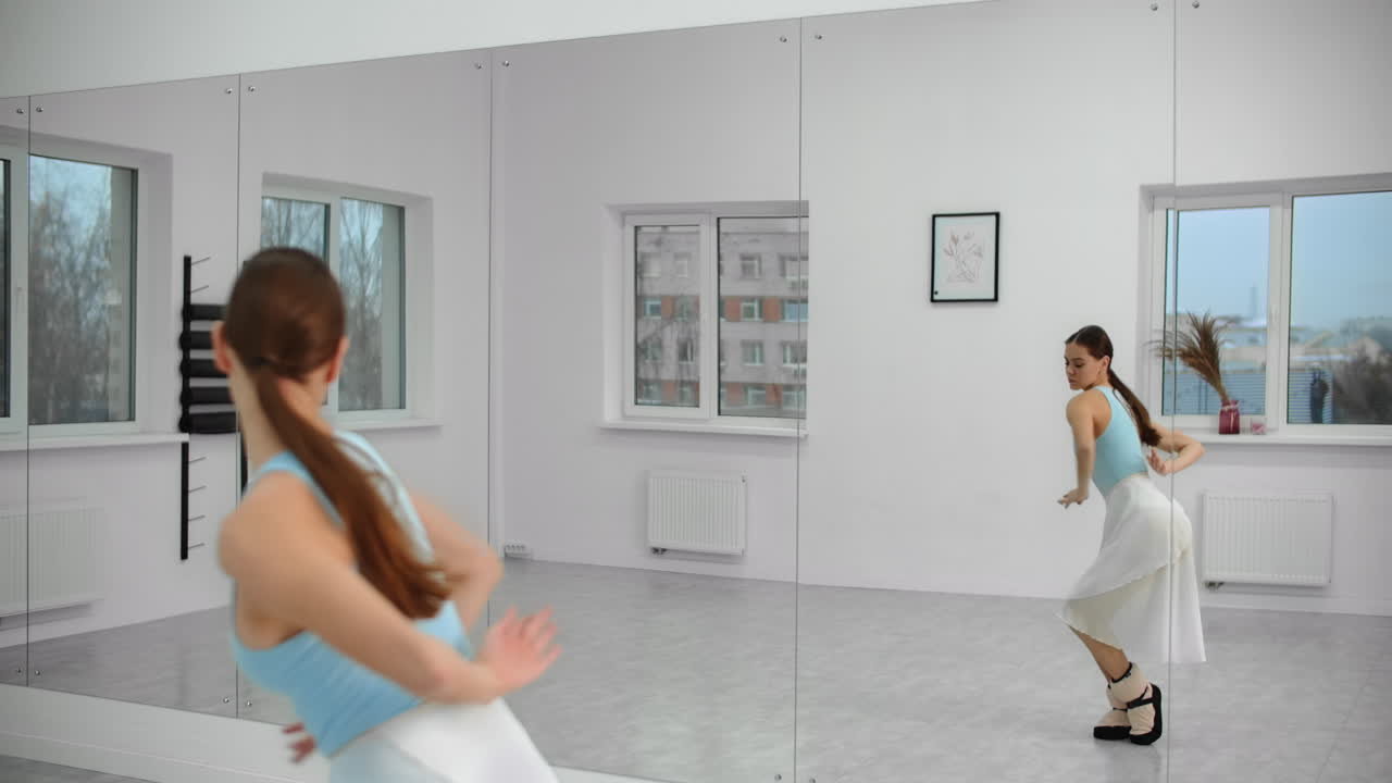 스튜디오에서 연습하는 발레 댄서