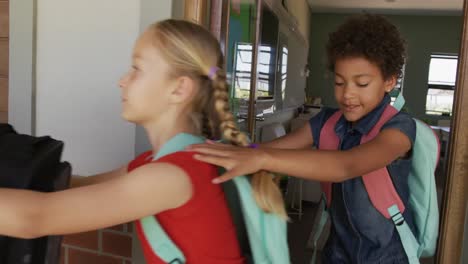 Grupo-De-Niños-Caminando-En-Una-Cola-En-La-Escuela