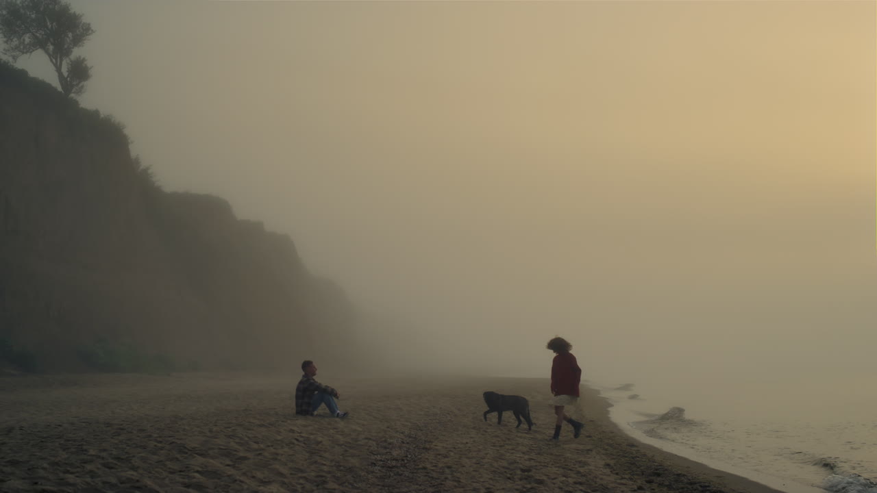아름다운 커플이 해변에서 시간을 보내고 있습니다. 남자친구와 여자친구는 바다에서 휴식을 취하고 있습니다.