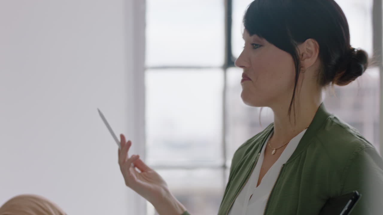 joven mujer de negocios usando una tableta presentando una propuesta corporativa en una sala de juntas reunión líder de equipo compartiendo ideas creativas lluvia de ideas en el lugar de trabajo de la oficina en la tecnología de pantalla táctil