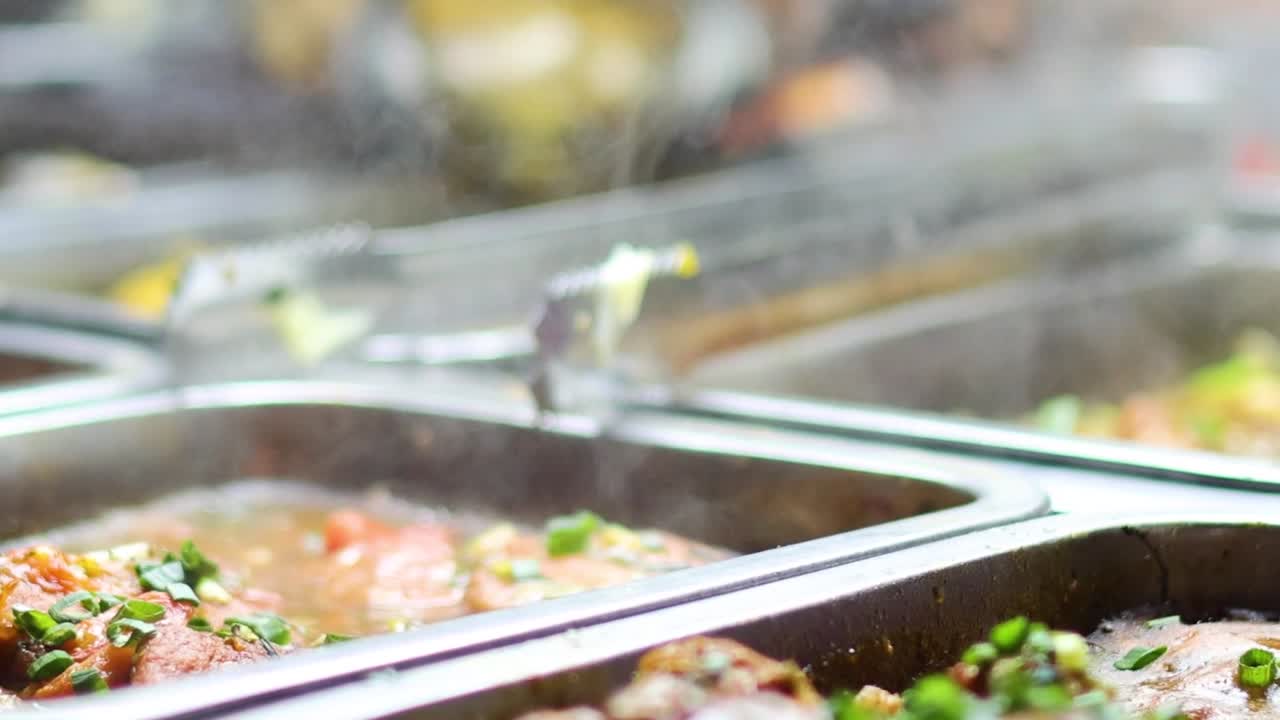 varios platos de curry exhibidos en un entorno de comida callejera