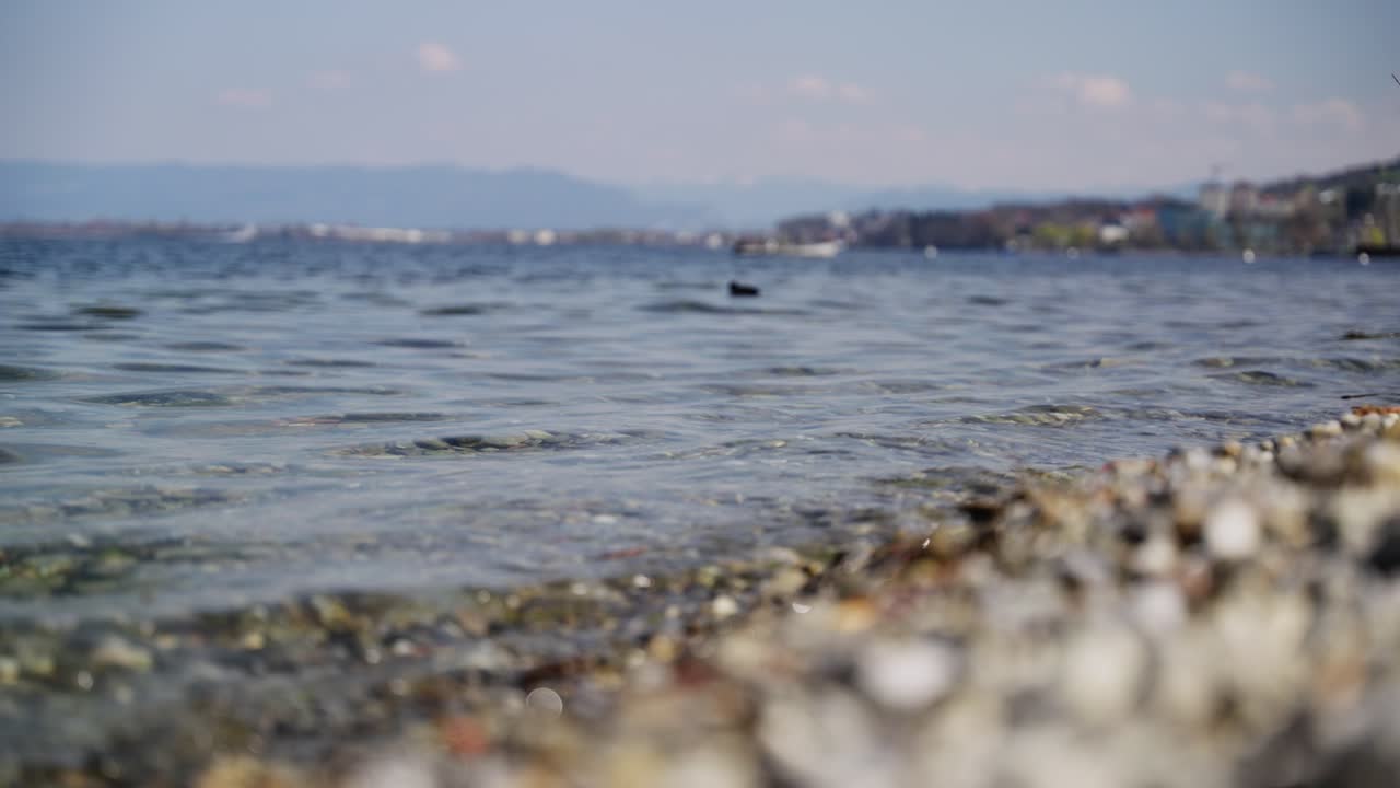 자갈 해변의 작은 파도