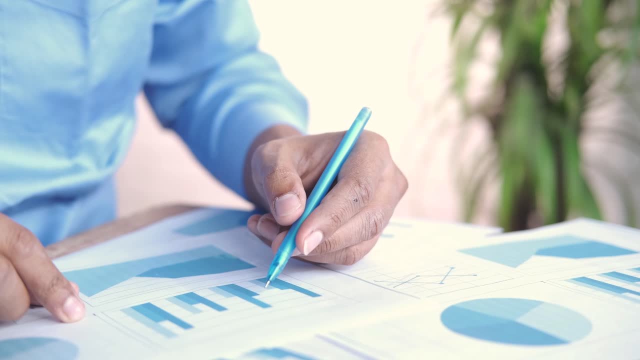 Person analyserer datadiagrammer og grafer