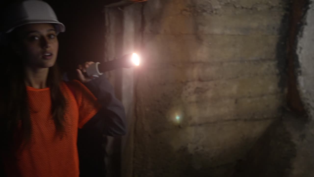 trabajador en un túnel oscuro