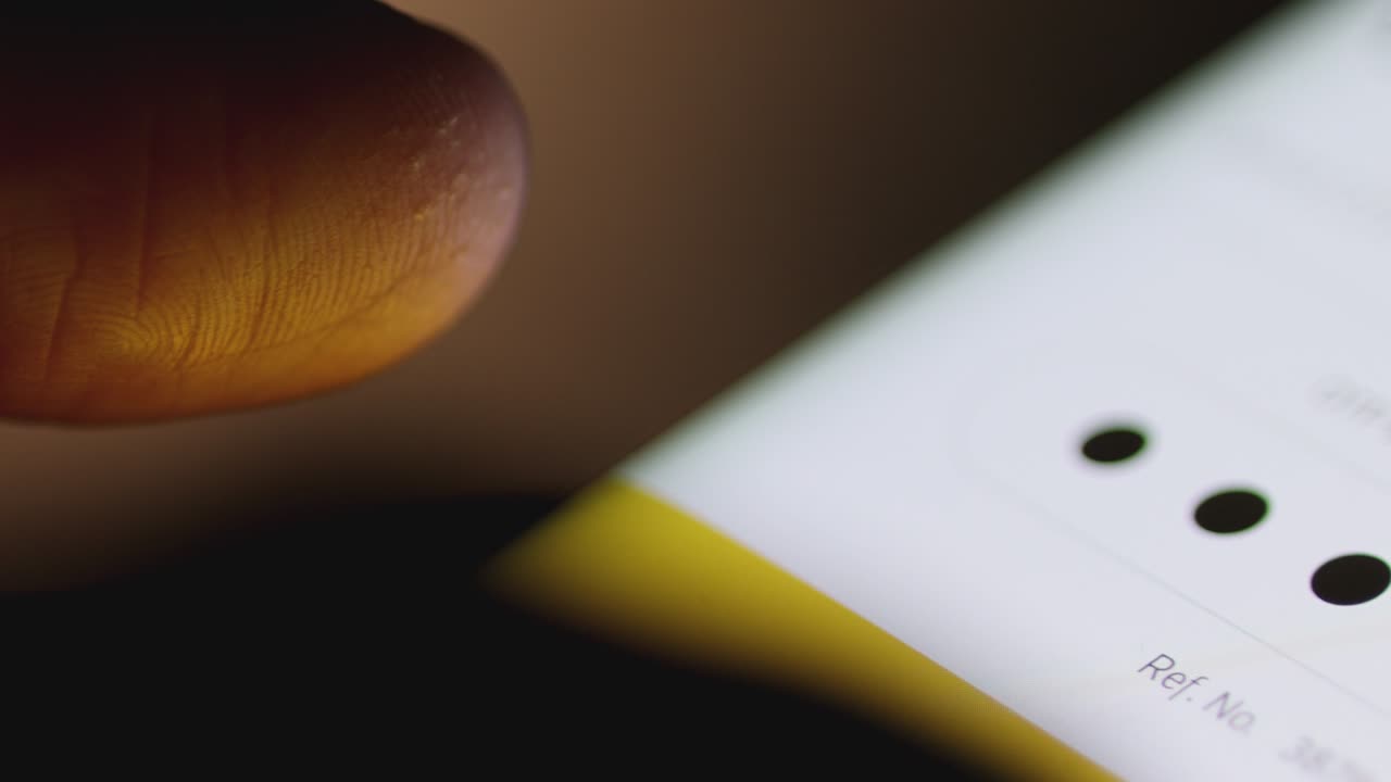 video de 4k de cerca con la mano poniendo el código pin en la pantalla.