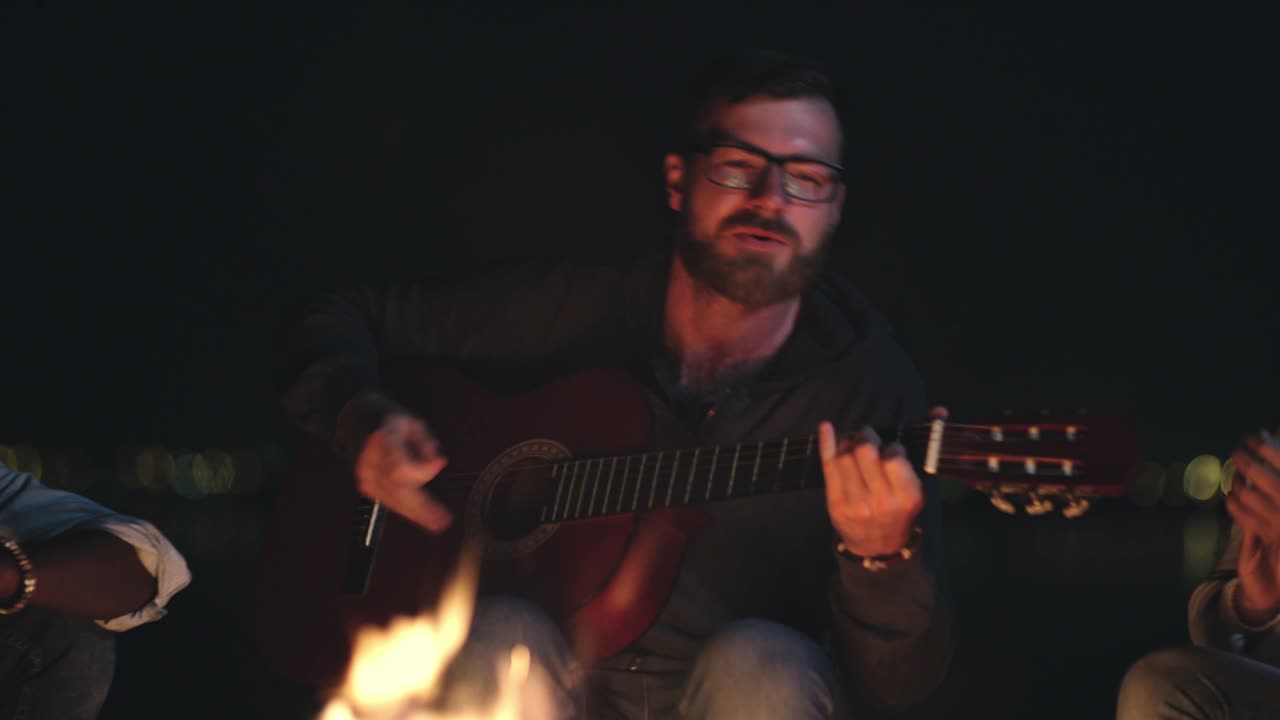 gente despreocupada cantando junto a la fogata