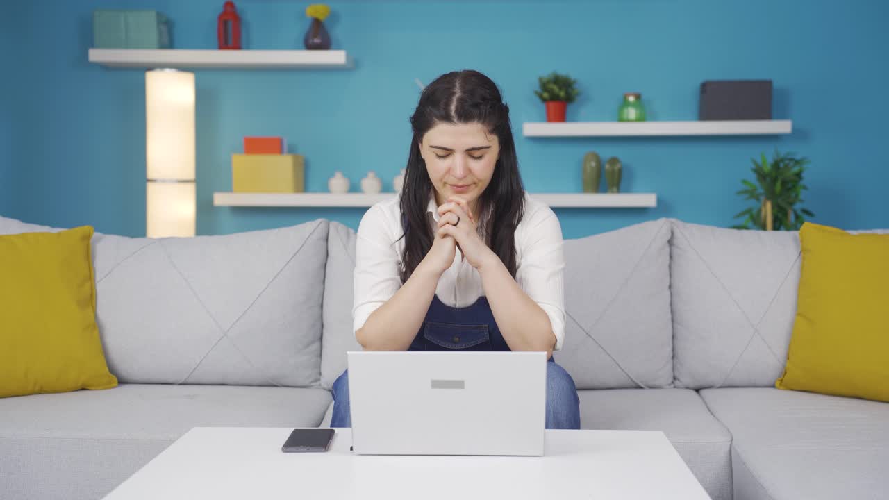mujer concentrada trabajando en una computadora portátil.