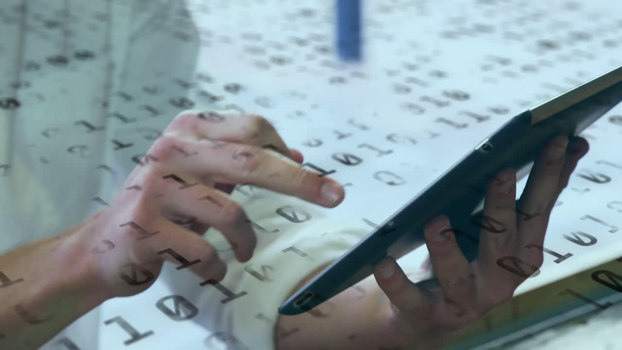 animación de números de codificación binaria que cambian sobre una mujer que usa una tableta