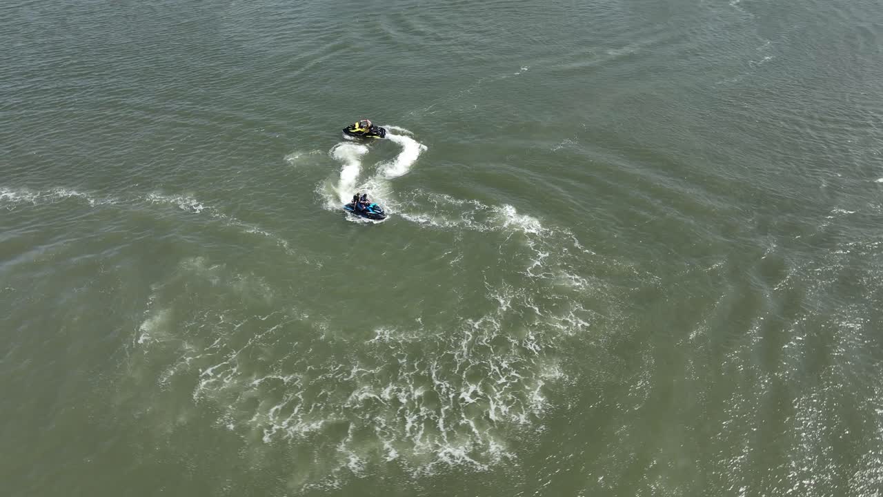 una vista aérea de la bahía de gravesend en brooklyn, nueva york, mientras dos motociclistas disfrutan del hermoso día