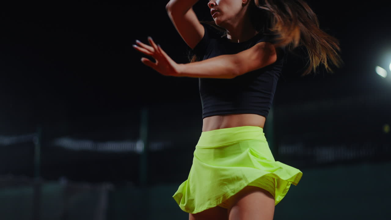 밤에 테니스를 하는 여자