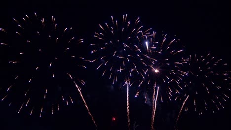 hermosa exhibición de trabajo de fuego colorido por la noche para la celebración en el festival