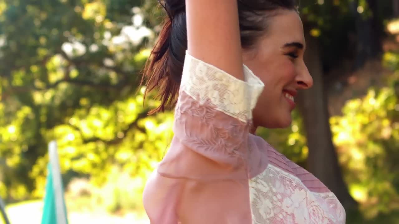 춤을 추면서 즐거움을 느끼는 아름다운 여성