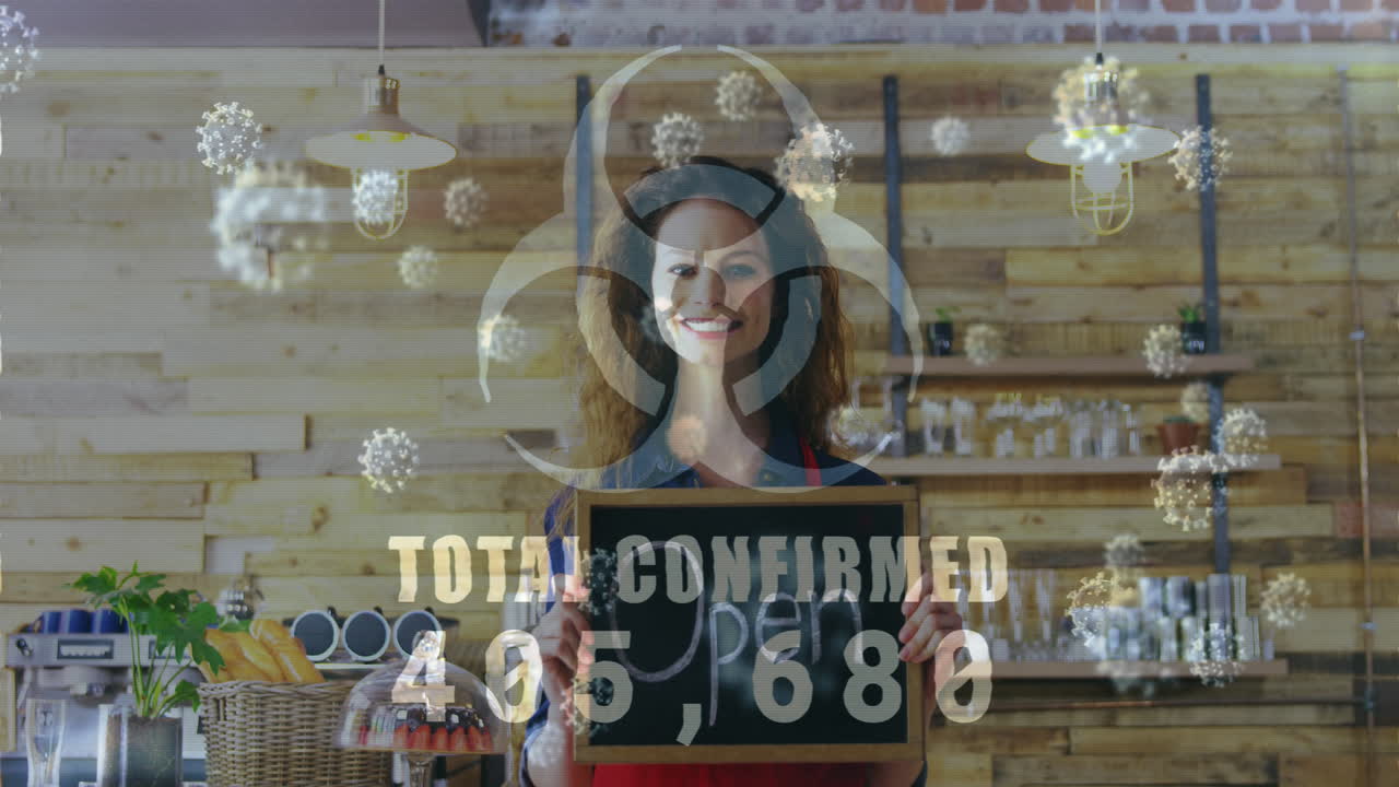 animación de células macro covid-19 flotantes y símbolo de riesgo biológico sobre una feliz chef caucásica