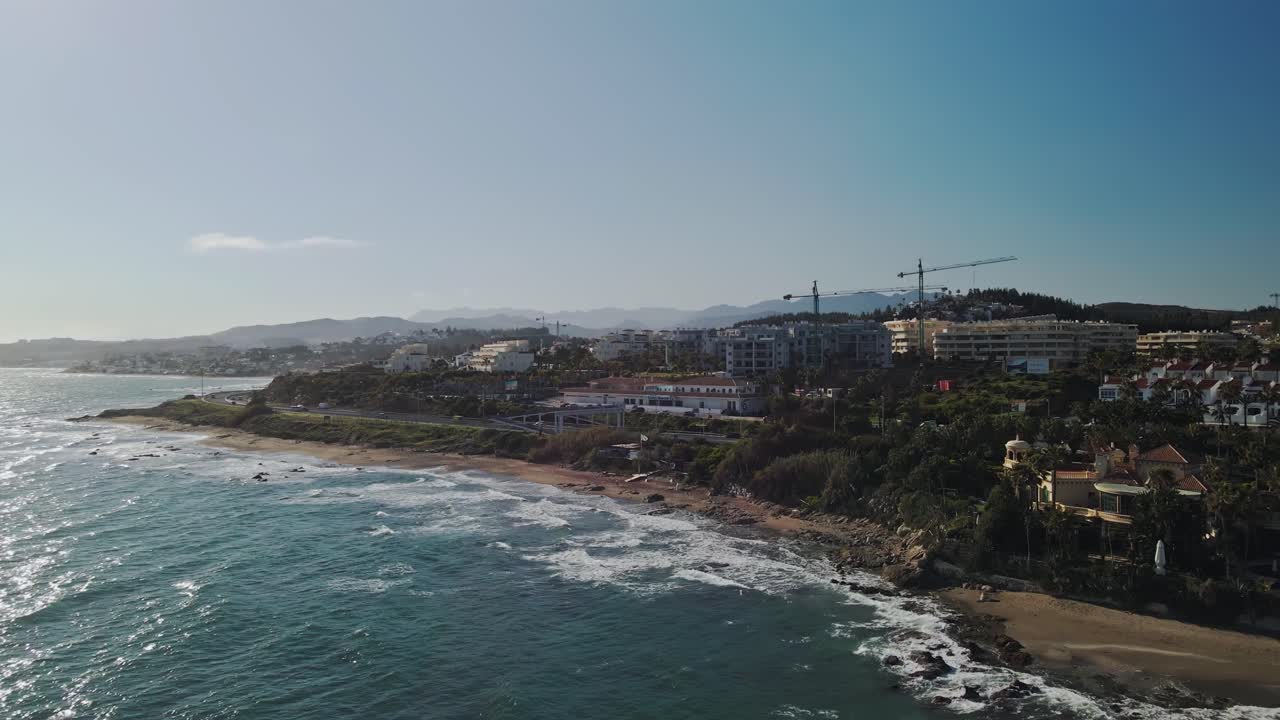 스페인 남부 미하스 코스타 해안선 근처에서 뒤로 이동하는 드론