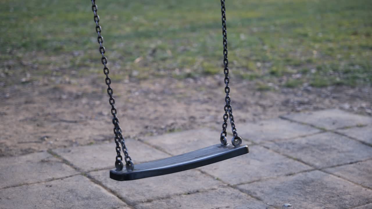 columpio vacío en el patio de recreo de los niños. columpio aislado. concepto de soledad.
