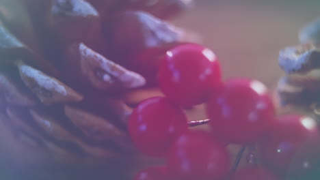 animación de decoración navideña con conos de pino y bayas rojas