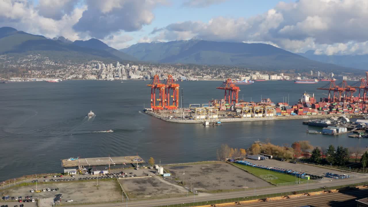 vista aérea de helijet, helipuerto cerca de la terminal de contenedores en el centro de vancouver, canadá