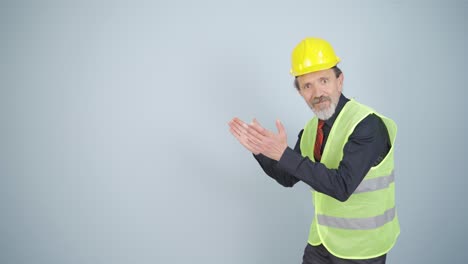 Ingeniero-Mirando-La-Cámara-Con-Asombro-Y-Haciendo-Una-Presentación.