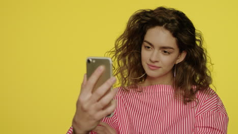 mujer joven tomando una foto selfie en el teléfono móvil