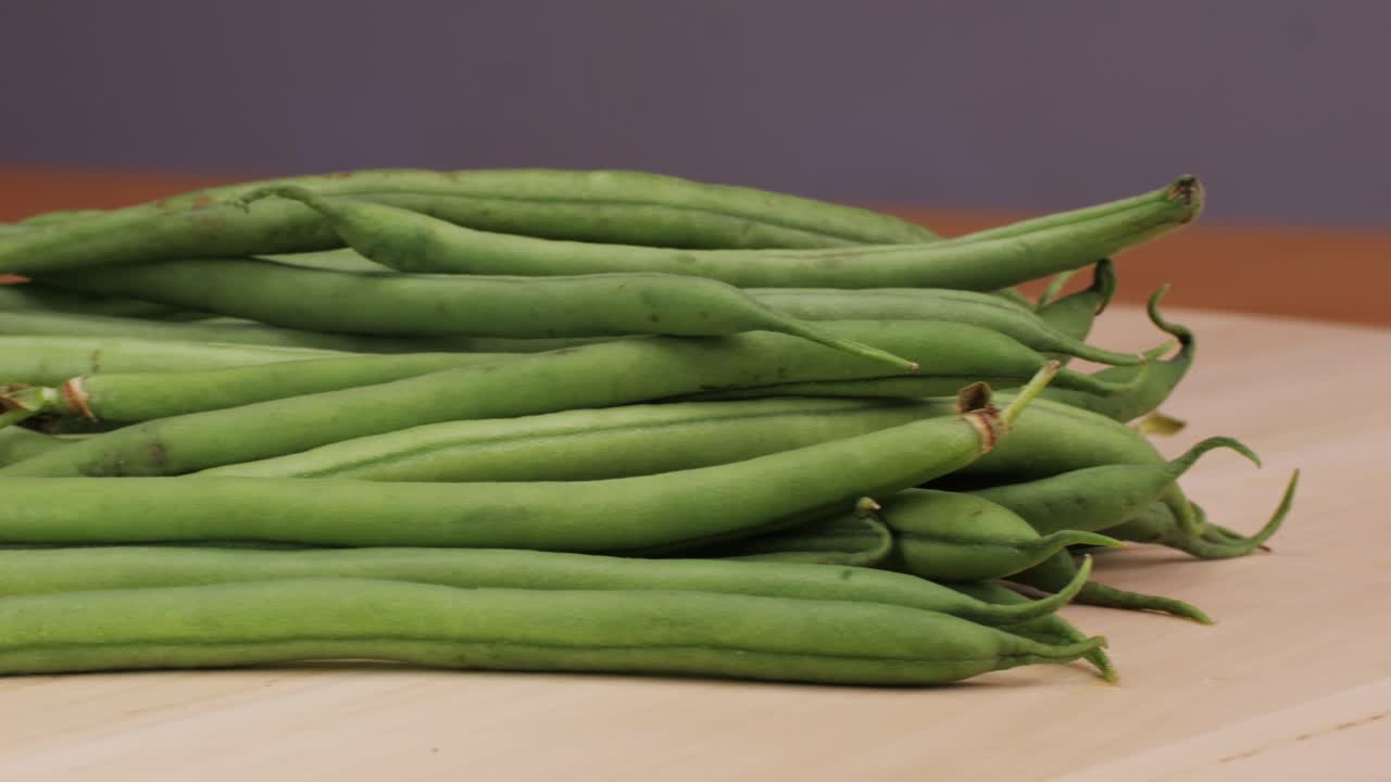 una pila de frijoles verdes frescos