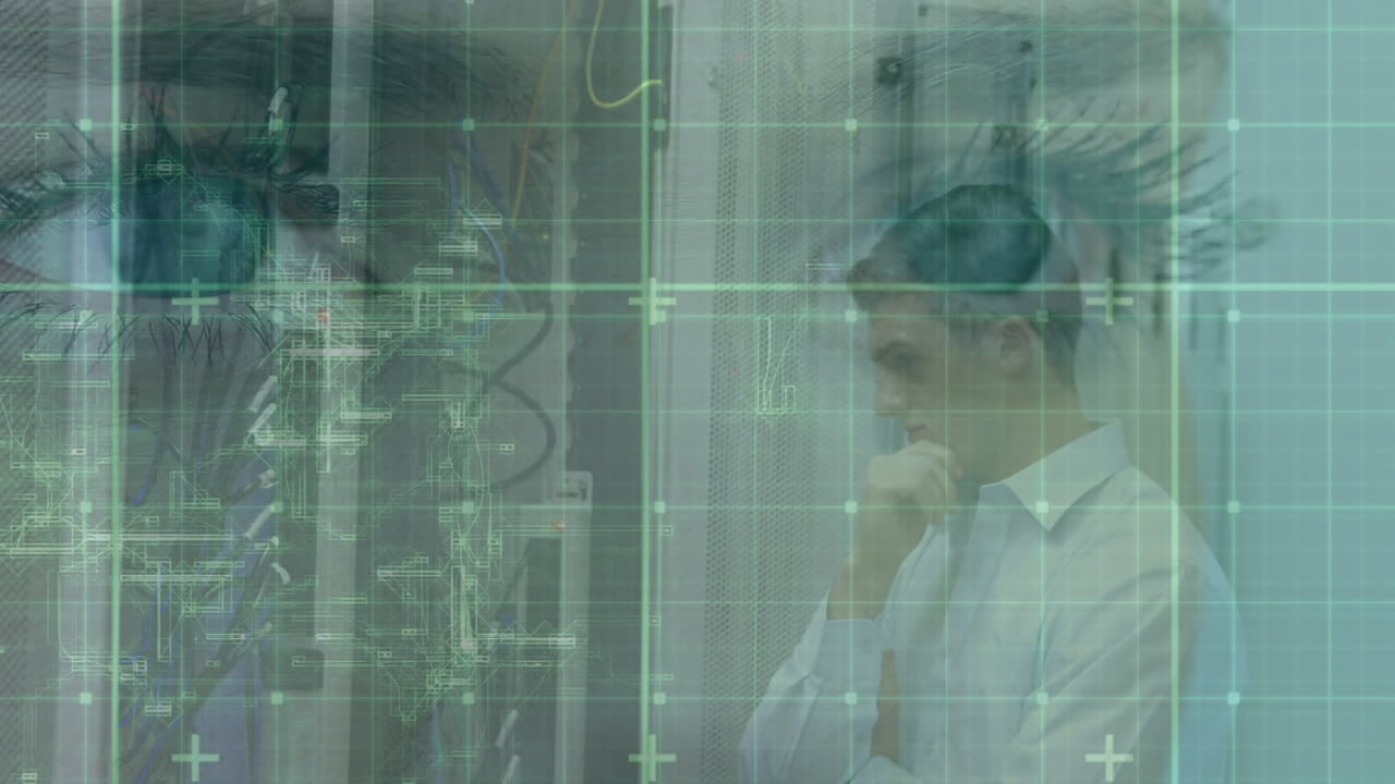 animación del procesamiento de datos sobre un técnico informático caucásico por servidor