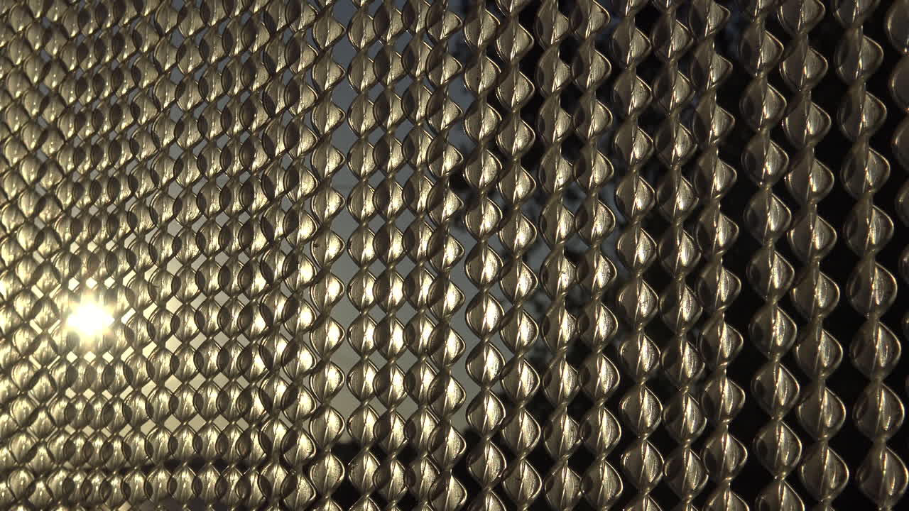 일몰 동안 플라스틱으로 만든 비행 방지 커튼의 샷