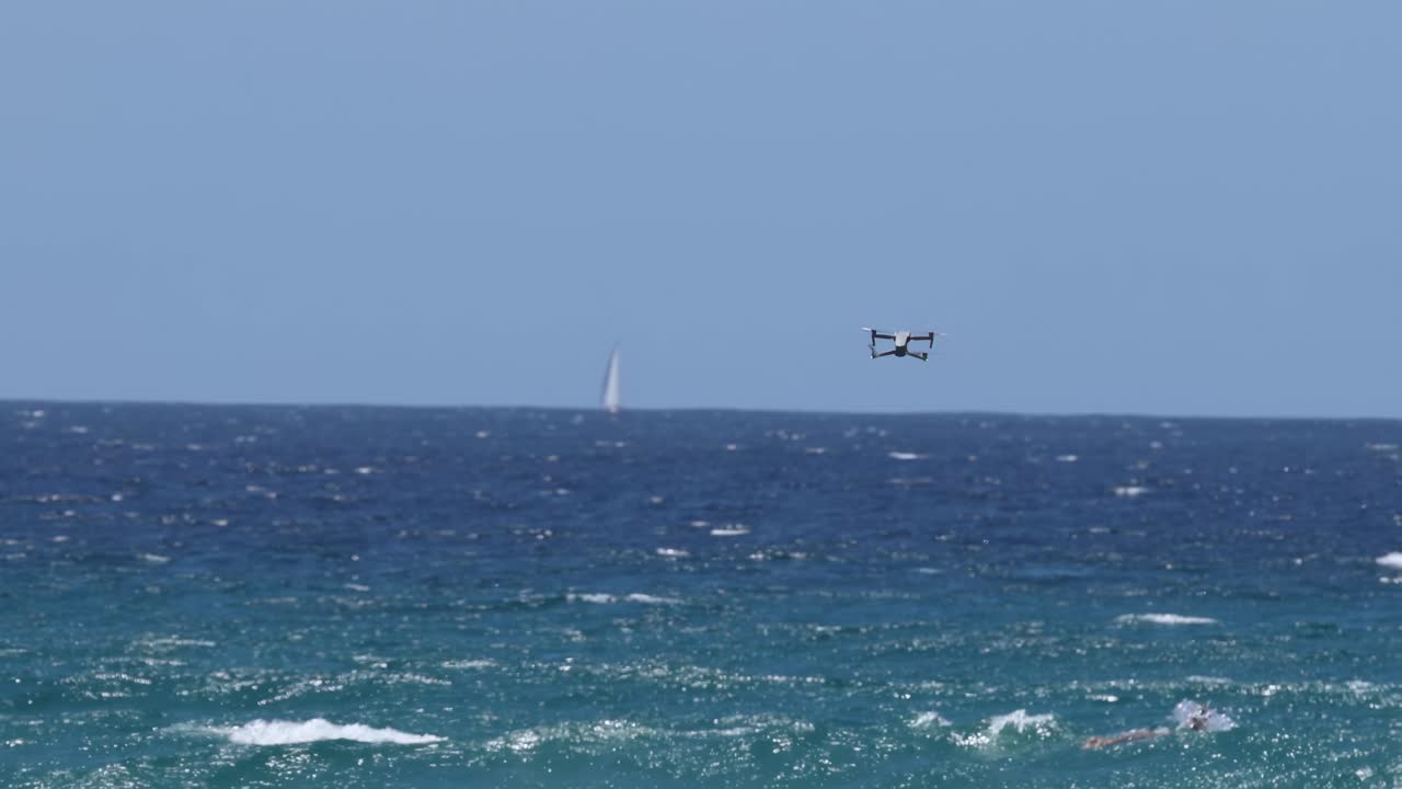 간격으로 촬영된 바다 위를 날아다니는 드론입니다.