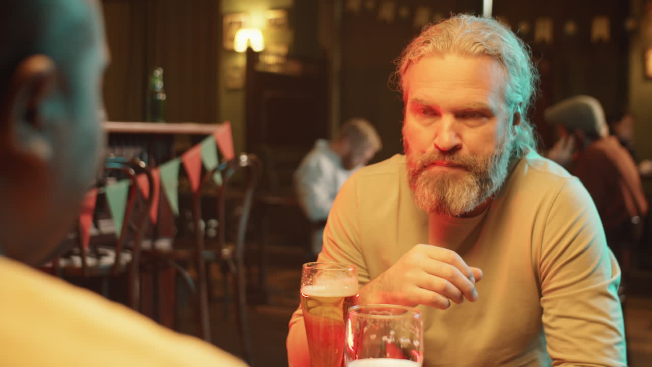 charlando con un amigo en un pub.