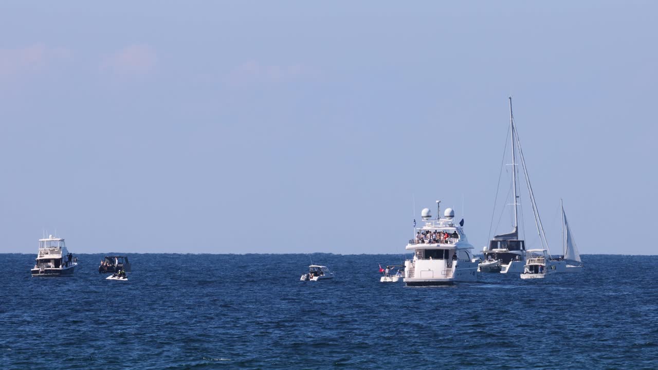 바다에서 럭셔리 요트와 보트