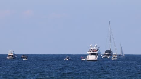 豪華なヨットとボートが海に浮かぶ